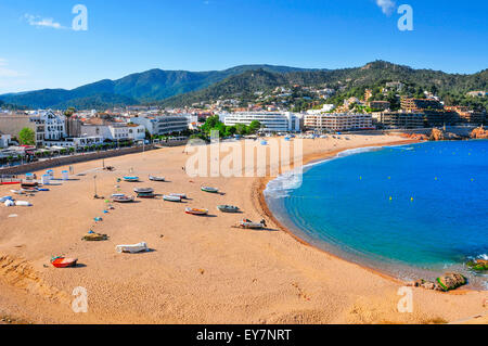 einen Panoramablick über den Strand Platja Gran in Tossa de Mar an der Costa Brava, Spanien Stockfoto