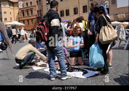 Italien, Rom, Piazza Navona, Einwanderer, die gefälschte Waren an Touristen verkaufen Stockfoto