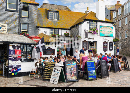 Leute sitzen außerhalb der historischen Schaluppe in direkt am Meer, Wharf Road, St. Ives, Cornwall, England, UK Stockfoto