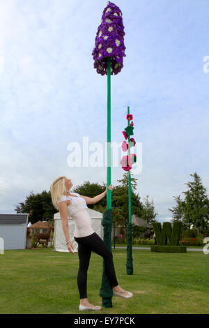 Tatton Park, Knutsford, Cheshire, UK. 23. Juli 2015. Ashleigh Edwards 24 Jahre alt, aus Southport betrachten Giant gestrickten Blütenblättern auf der ersten Publikumstag der 17. jährliche Tatton Park Flower Show gehäkelte statt in Knutsford, Cheshire.  Bildnachweis: Cernan Elias/Alamy Live-Nachrichten Stockfoto