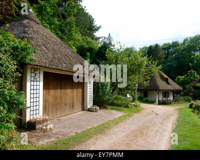 Ziemlich Reetdachhaus mit einer strohgedeckten Garage, Haccombe, Devon, UK Stockfoto