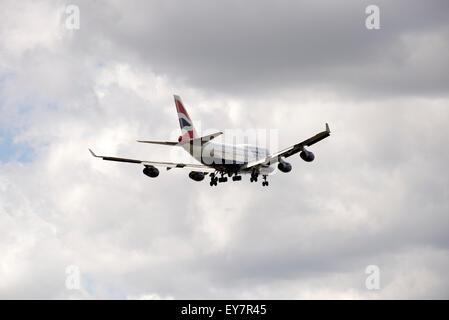 BA Boeing 747 Jet Vorbereitung landen Räder unten im Endanflug Stockfoto