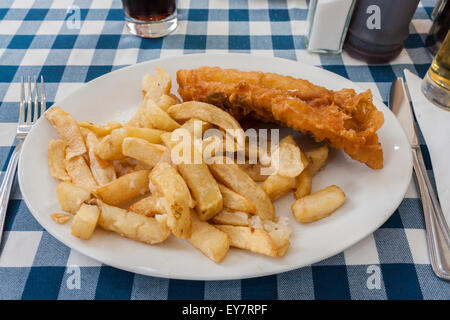 Teller mit Fisch und Chips auf einem Tisch im restaurant Stockfoto