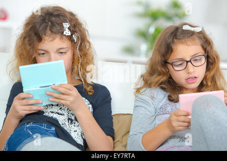 Zwei Mädchen spielen von Computerspielen Stockfoto