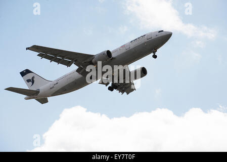 Iran Air Airbus A300 mit ausgefahrenem Fahrwerk unten auf Finale landen Stockfoto