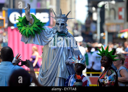 New York, USA. 23. Juli 2015. A Street Performer gekleidet wie die Statue of Liberty-Pose mit Touristen für Bilder um Tipps am Times Square in New York, Vereinigte Staaten, am 23. Juli 2015 zu verdienen. Die Zahl der Amerikaner, die Beantragung des Erstanträge Arbeitslosigkeit Leistungen fiel auf eine 42 jährige niedrige letzte Woche in das letzten Zeichen des Arbeitsmarktes ist bereit für weitere Gewinne. Für die Woche zum 18 Juli sank um 26.000 auf 255.000, den niedrigsten Stand seit 1973 zum ersten Mal Ansprüche des Arbeitsministeriums sagte am Donnerstag. © Wang Lei/Xinhua/Alamy Live-Nachrichten Stockfoto