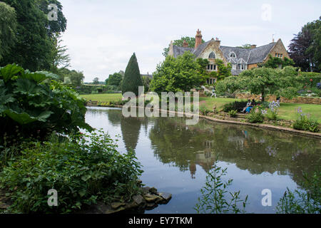 Zierteich Coton Manor Gardens, Nr Guilsborough, Northamptonshire Stockfoto