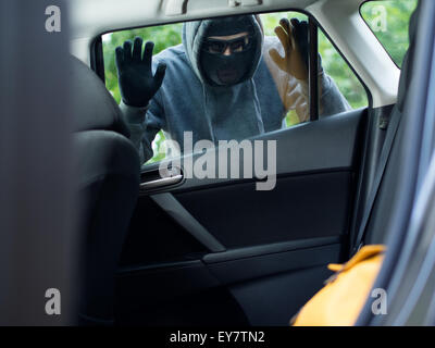 Verkehrskonzept Verbrechen. Dieb stiehlt Tasche aus dem Auto Stockfoto