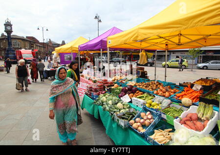 Markttag am Effingham Straßenmarkt in Rotherham Stadtmitte Rotherham, South Yorkshire, England, UK Stockfoto