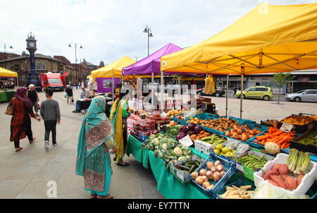 Markttag am Effingham Straßenmarkt in Rotherham Stadtmitte Rotherham, South Yorkshire, England, UK Stockfoto