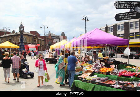 Markttag am Effingham Straßenmarkt in Rotherham Stadtmitte Rotherham, South Yorkshire, England, UK Stockfoto