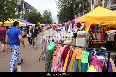 Markttag am Effingham Straßenmarkt in Rotherham Stadtmitte Rotherham, South Yorkshire, England, UK Stockfoto