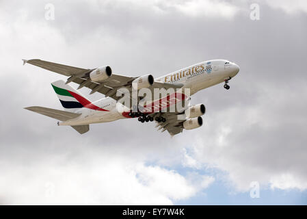 Emirates Airbus A380 Passagierjet mit ausgefahrenem Fahrwerk unten landen im Endanflug wird vorbereitet Stockfoto