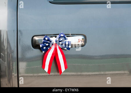 Stars And Stripes Bogen am Türgriff der ein amerikanisches Auto. Stockfoto