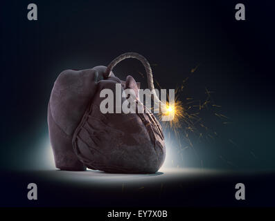 Herz "Bombe" mit einer beleuchteten Sicherung - Herz-Kreislauf-Krankheitskonzept Stockfoto