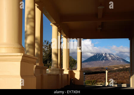 Blick vom Chateau Tongariro nach Mount Ngauruhoe, Tongariro Nationalpark, Manawatu-Wanganui, Neuseeland Stockfoto