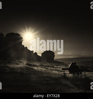 Paar beobachten, wie die Sonne an der Kuh und Kalb Felsen, Skipton, Großbritannien Stockfoto