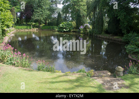 Zierteich im Coton Manor Gardens Stockfoto