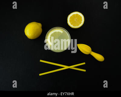 Frisch gepresster Limonade auf Schiefer Hintergrund Stockfoto