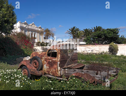 Rostigen alten abholen LKW Formen ein attraktives Feature in einem Lanzarote Garten mit alten Finca Bauernhof hinter Kanaren Spanien Stockfoto