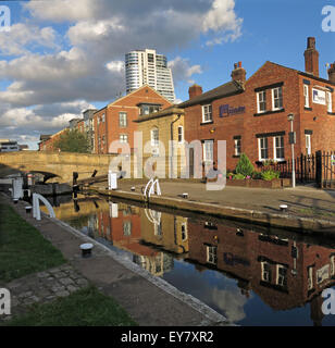Leeds Wharf Lock, Innenstadt, West Yorkshire, England, Vereinigtes Königreich (Leeds / Liverpool Canal) Reflexion Stockfoto