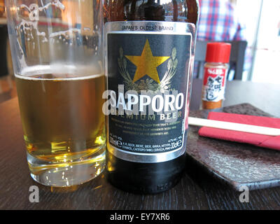 Sapporo Beer - Mahlzeiten und Getränke, in einem japanischen Restaurant, Leeds, England, Großbritannien - Sashimi Tempora Miso Suppe Stockfoto