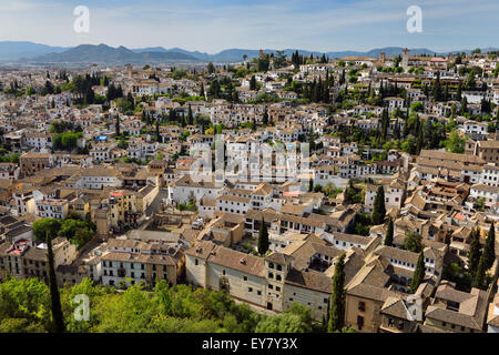 Ansicht des Albaicin mit Kirchen und Ziegel-Dächer von Alcazaba Festung in Granada Spanien Stockfoto