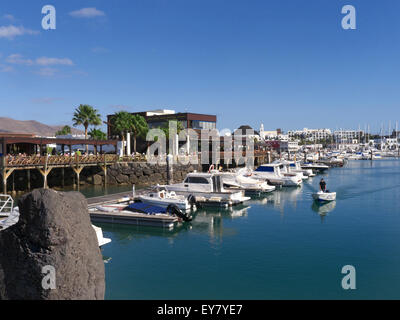 Marina Rubicon Luxus Yachthafen mit Lava-Gestein im Vordergrund und Hafen Master-Lanzarote-Kanarische Inseln-Spanien Stockfoto