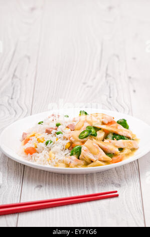 Thai Green Curry-Gericht über helle Oberfläche Stockfoto