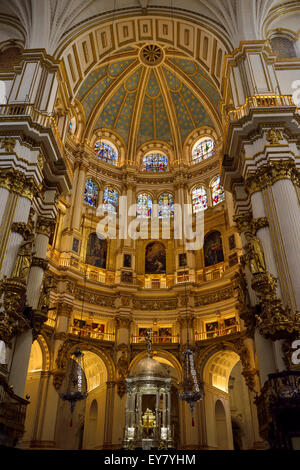 Rotunde und Decke Kuppel des Presbyteriums mit Tabernakel in der Kathedrale von Granada der Menschwerdung Stockfoto