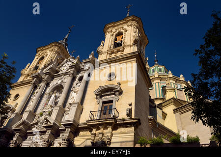 Katholische Kirche des Heiligen Johannes von Gott mit zwei Glockentürmen und Kuppel in Granada Spanien Stockfoto