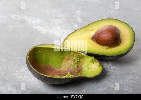 Eine Avocado in zwei Hälften geschnitten Stockfoto