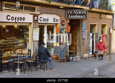 Mann zu Fuß Hunde und am frühen Morgen Strassenszene im Café in Granada Spanien Stockfoto