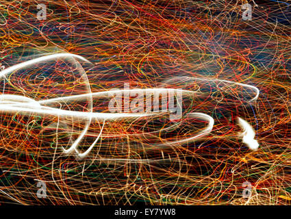 Handheld Langzeitbelichtung einer fairen Fahrt in der Nacht. Stockfoto