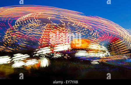 Handheld Langzeitbelichtung einer fairen Fahrt in der Nacht. Stockfoto