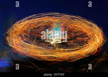 Handheld Langzeitbelichtung einer fairen Fahrt in der Nacht. Stockfoto