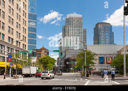 Ein Blick auf Main Street in Richtung Stadtzentrum im Zentrum von White Plains, New York. Stockfoto