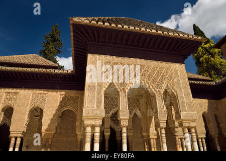 Kunstvoll verzierte Festspeisen Bögen im Hof des Löwen am nasridischen Palästen Alhambra Granada Stockfoto