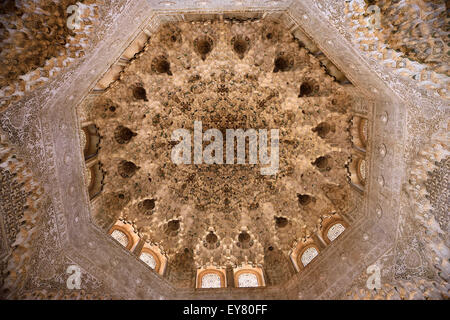 Decke des Saales der beiden Schwestern in den nasridischen Palästen der Alhambra Granada Spanien Stockfoto