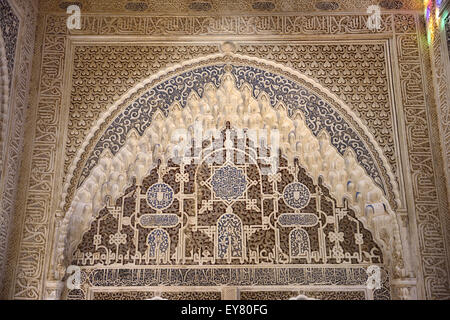 Wand im Saal der zwei Schwestern in die Nasridenpaläste Alhambra Granada Spanien Stockfoto