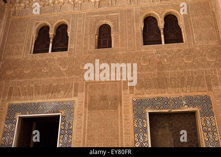 Kunstvollen arabische Designs in Mexuar Hofeinfahrt Comares Palast nasridischen Palästen Alhambra Granada Stockfoto