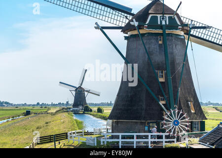 Holländische Windmühlen im grünen Herzen der Niederlande: Molenviergang Aarlanderveen. 3 des Fluges 4 Windmühlen halten die Polder trocken Stockfoto