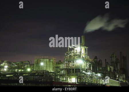 Industriegebiet in der Nacht in Kawasaki, Japan Stockfoto