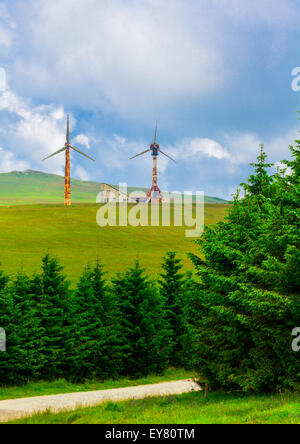 Die ersten Windenergieanlagen in Rumänien, Baujahr 80, Semenic Gebirge, Rumänien. Stockfoto