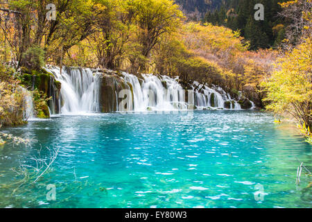 Wasserfall namens Pfeil Bambus ist Naturlandschaft Jiuzhaigou landschaftlich in Sichuan, China Stockfoto