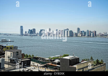 Blick vorbei Wohnung Dächer auf die Skyline von Jersey City, New Jersey.  Gesehen von der Meatpacking District, Manhattan, New York Stockfoto