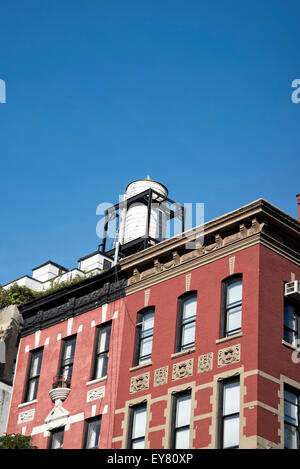 Wasserturm auf ein Mietshaus auf der Lexington Avenue, Manhattan, New York City Stockfoto