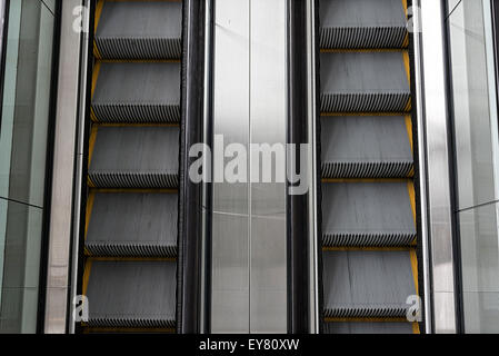 Nach oben und unten Rolltreppe, Treppe, Treppe und Geländer., New York, NY, USA Stockfoto