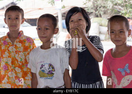 Yangon, Myanmar-Mai 5. 2014: vier birmanischen Kinder. Kinder sind neugierig auf Ausländer zu treffen. Stockfoto