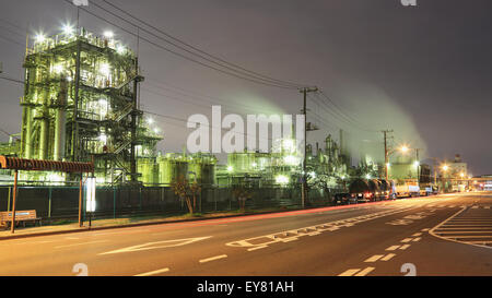 Industriegebiet in der Nacht in Kawasaki, Japan Stockfoto